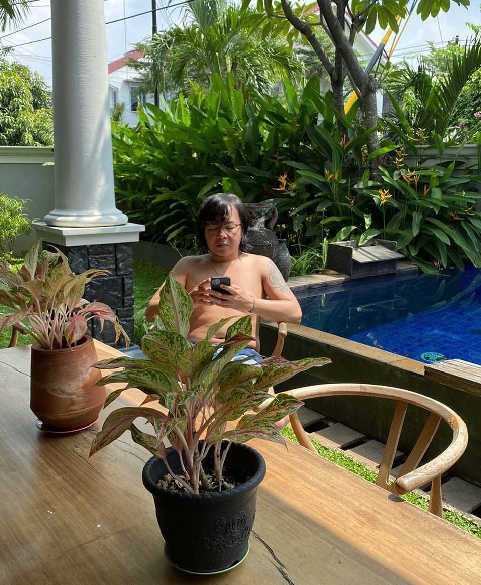 Potret 7 seleb pria saat berjemur, pose Hotman Paris bikin salfok