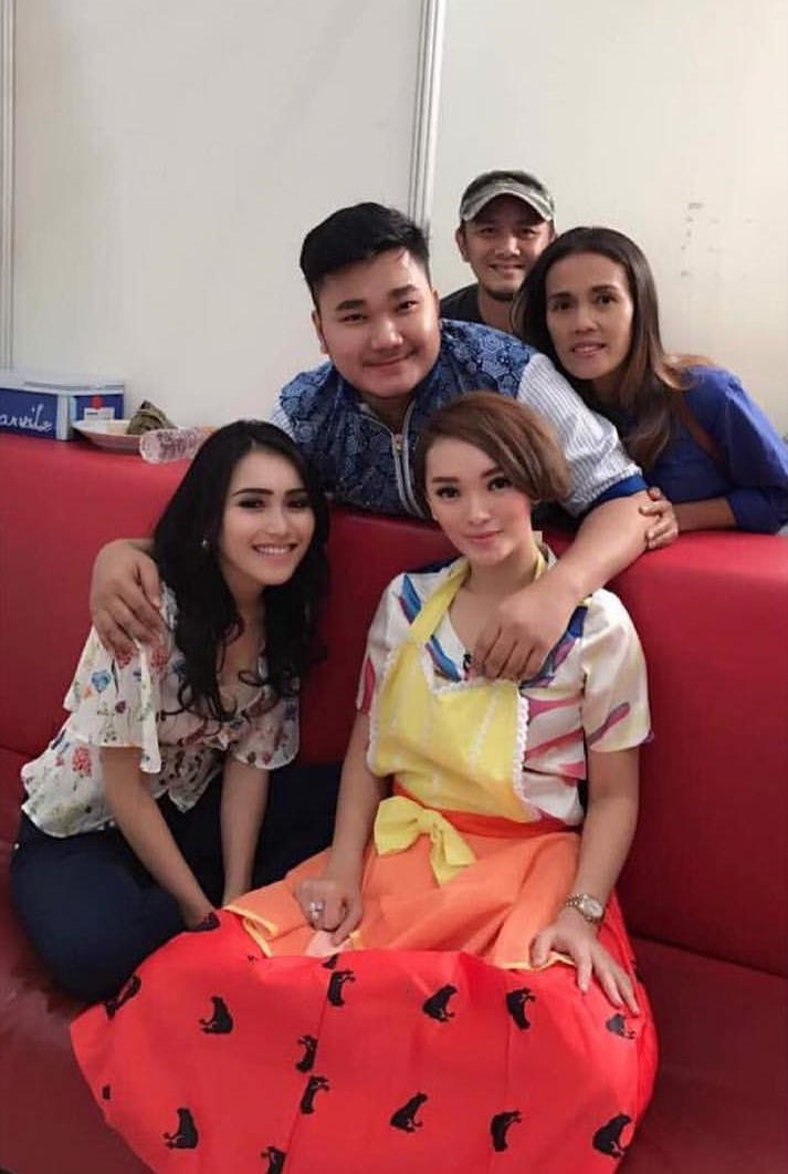 8 Momen kedekatan Ayu Ting Ting & asisten pribadi, lengket banget