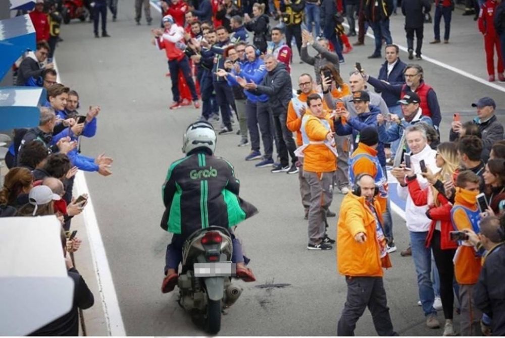 10 Potret lucu driver ojek online berlagak pembalap MotoGP