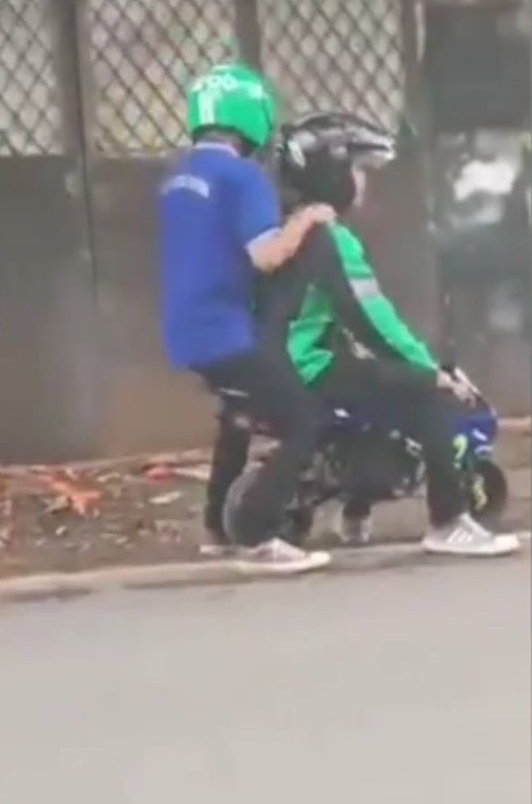 10 Potret lucu driver ojek online berlagak pembalap MotoGP