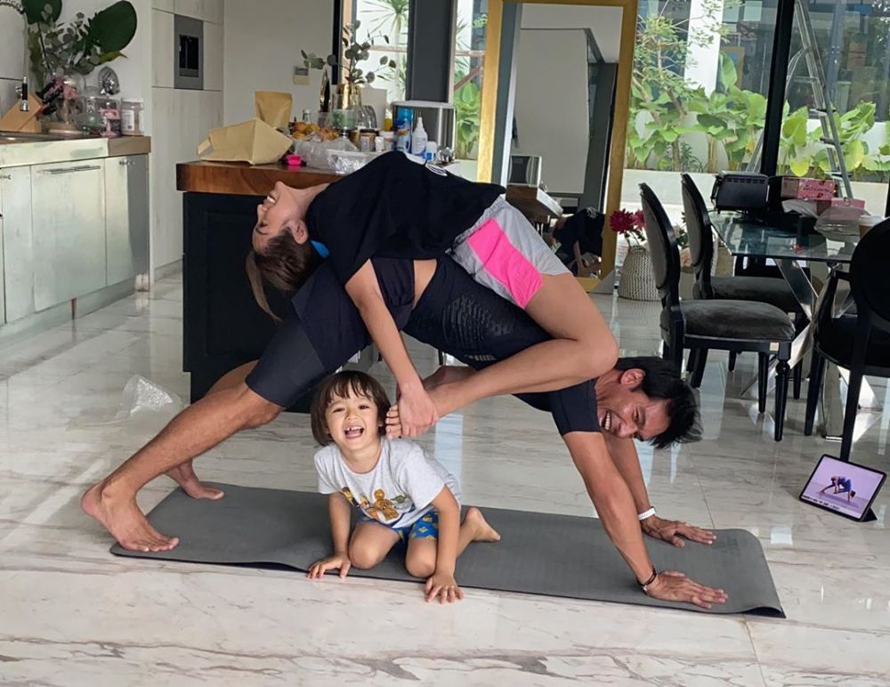 7 Aksi seru Jessica Iskandar yoga bareng anak & Richard Kyle