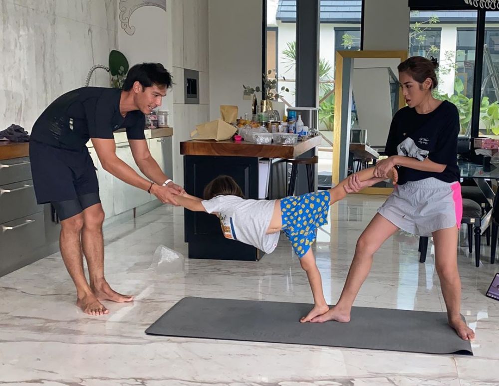 7 Aksi seru Jessica Iskandar yoga bareng anak & Richard Kyle