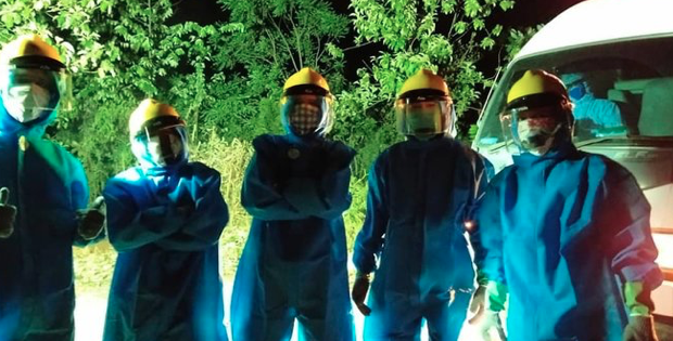 5 Momen perjuangan pemakaman jasad korban corona, lewati sungai