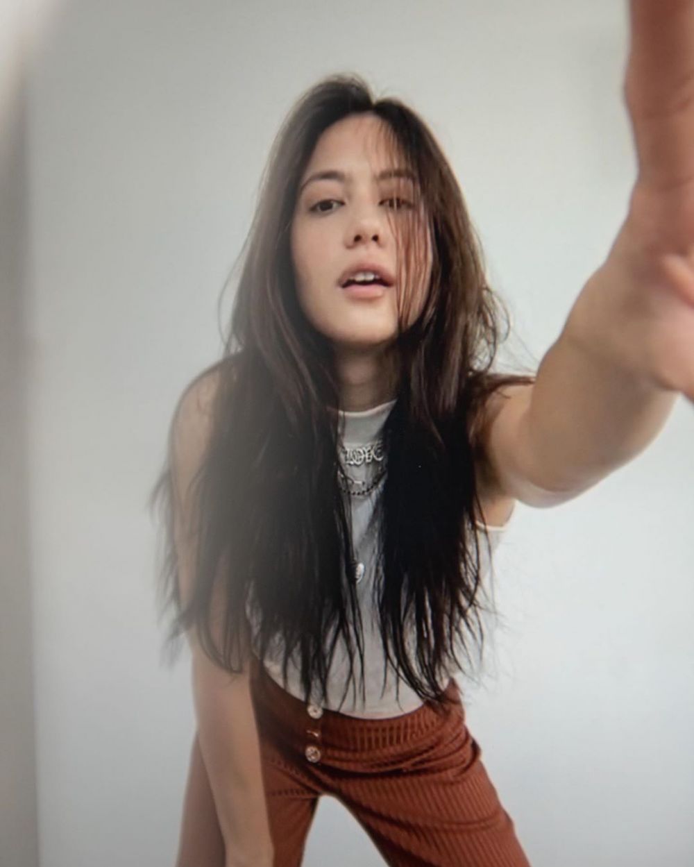 10 Gaya Pevita Pearce pemotretan virtual, belum mandi tetap cantik