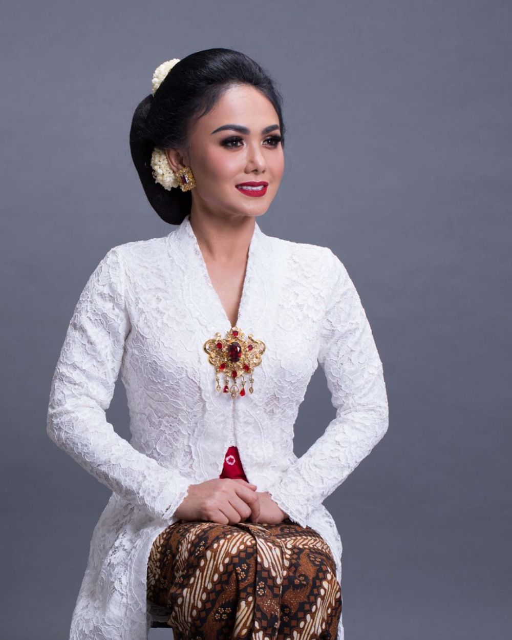 Penampilan 5 seleb rayakan Hari Kartini dengan kenakan kebaya