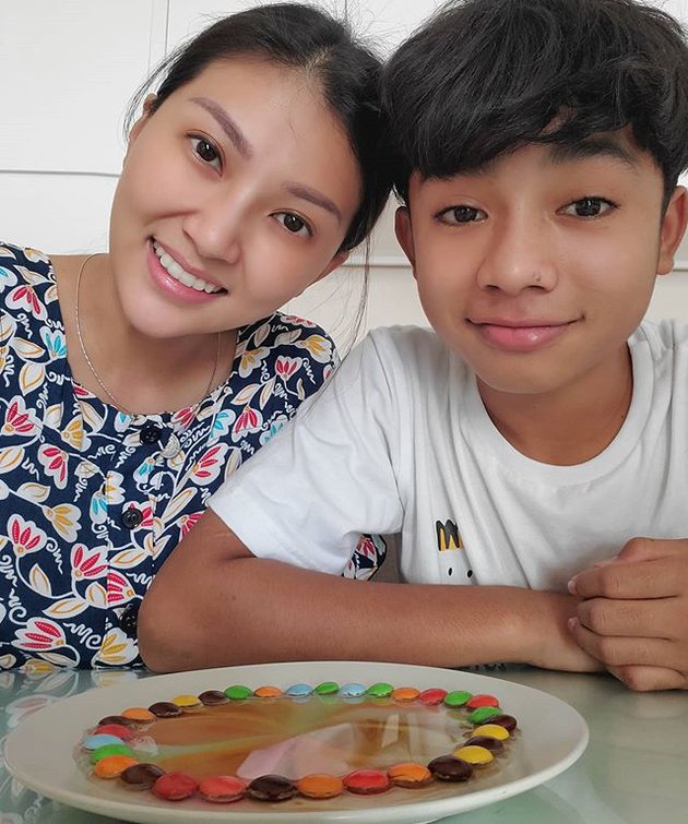 12 Seleb isi waktu luang di rumah dengan masak, gayanya natural