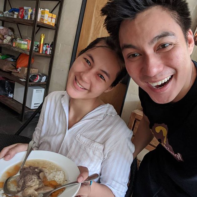 12 Seleb isi waktu luang di rumah dengan masak, gayanya natural