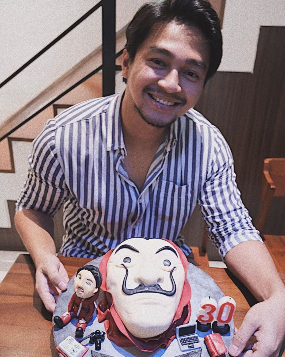 Deva Mahenra ultah ke-30, kue dari Mikha Tambayong curi perhatian