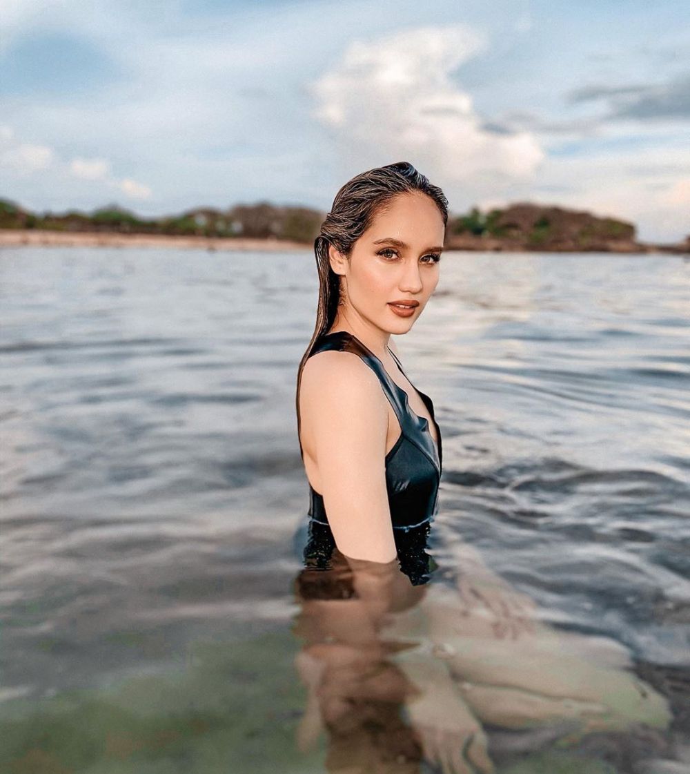 7 Momen Cinta Laura disebut mirip sama Angelina Jolie