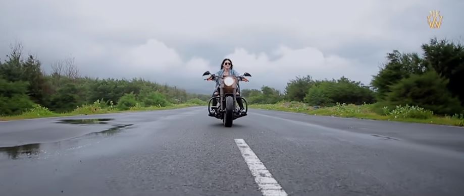 Biasa tampil feminin, ini 5 gaya seleb dangdut naik moge