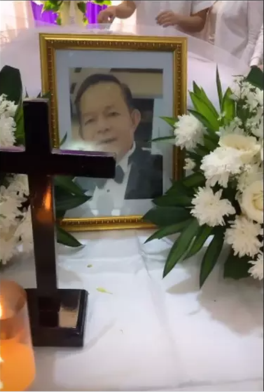 6 Potret haru Angel Karamoy dampingi jenazah ayah hingga pemakaman