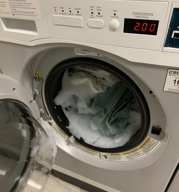 10 Potret apes saat cuci pakaian, mau kesal tapi cuma bisa pasrah