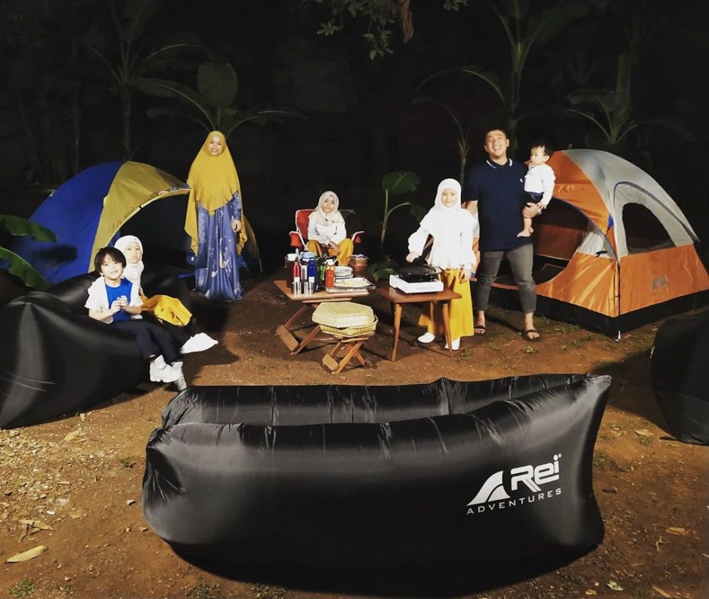 Cara 7 seleb bikin anak betah di rumah selama pandemi