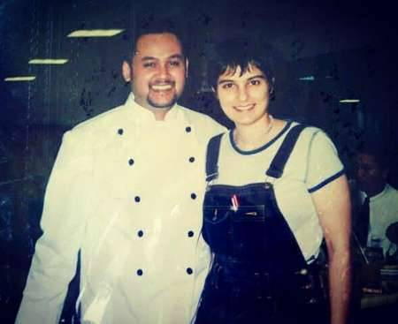 Jarang tersorot, ini 7 potret kemesraan 'Mbak Yul' dan suami