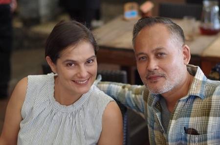 Jarang tersorot, ini 7 potret kemesraan 'Mbak Yul' dan suami