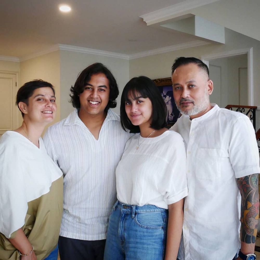 Jarang tersorot, ini 7 potret kemesraan 'Mbak Yul' dan suami