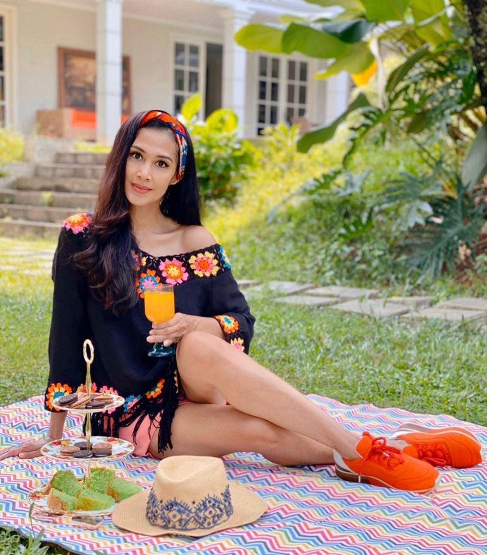 Potret 7 seleb piknik di rumah, hibur diri selama isolasi corona