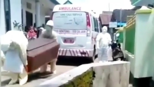 Kisah paramedis tak kuat angkat peti, kelelahan urus jenazah corona
