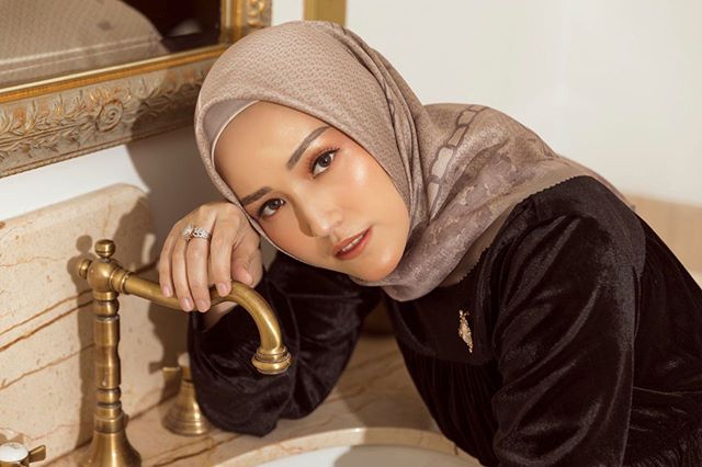 Cerita 6 seleb terpaksa tinggal terpisah dari pasangan karena corona