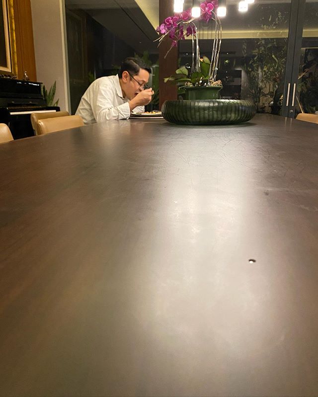 Cerita 6 seleb terpaksa tinggal terpisah dari pasangan karena corona