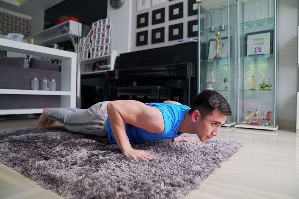 Potret 10 seleb ganteng pamer tubuh berotot saat karantina