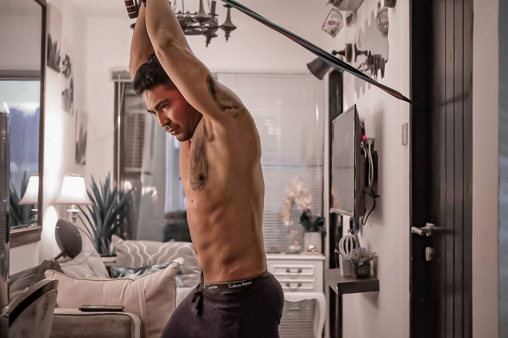 Potret 10 seleb ganteng pamer tubuh berotot saat karantina