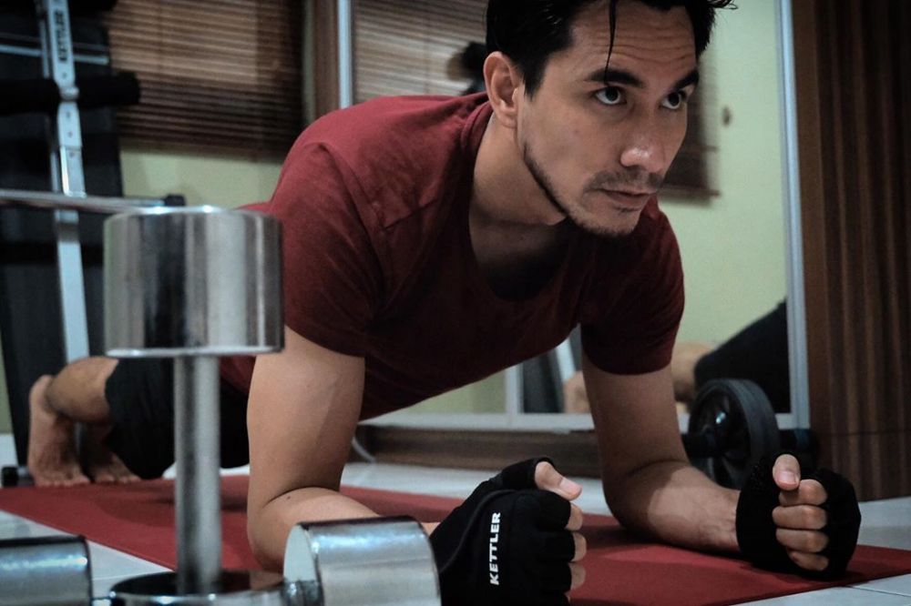 Potret 10 seleb ganteng pamer tubuh berotot saat karantina