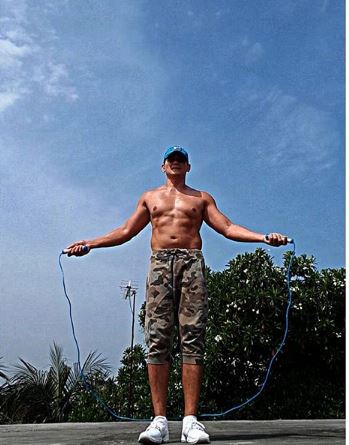 Potret 10 seleb ganteng pamer tubuh berotot saat karantina