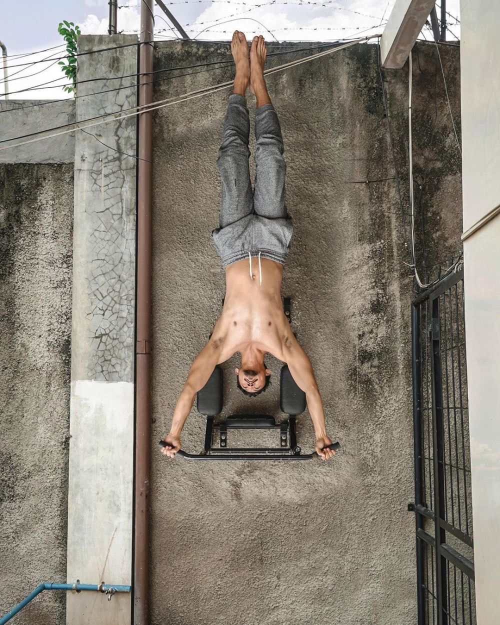 Potret 10 seleb ganteng pamer tubuh berotot saat karantina