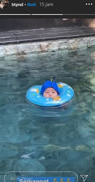 Momen Ahok berenang bareng Yosafat ini curi perhatian