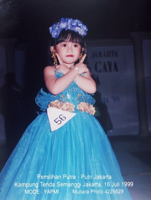 7 Potret masa kecil Febby Rastanty, aura bintangnya sedari dulu