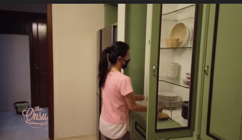  11 Potret Sarwendah bersih-bersih dapur rumah baru, totalitas