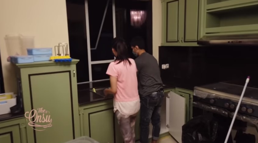  11 Potret Sarwendah bersih-bersih dapur rumah baru, totalitas
