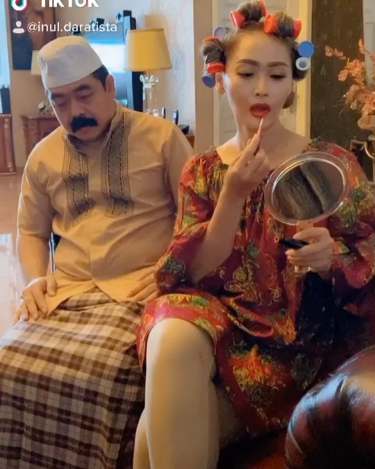 Pesona 6 penyanyi dangdut dandan meski di rumah, curi perhatian