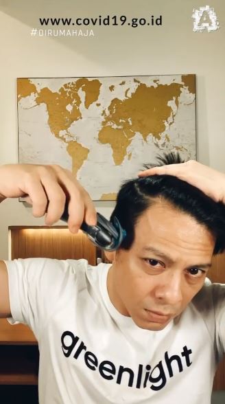 6 Momen Ariel Noah cukur rambut sendiri, hasilnya bikin takjub