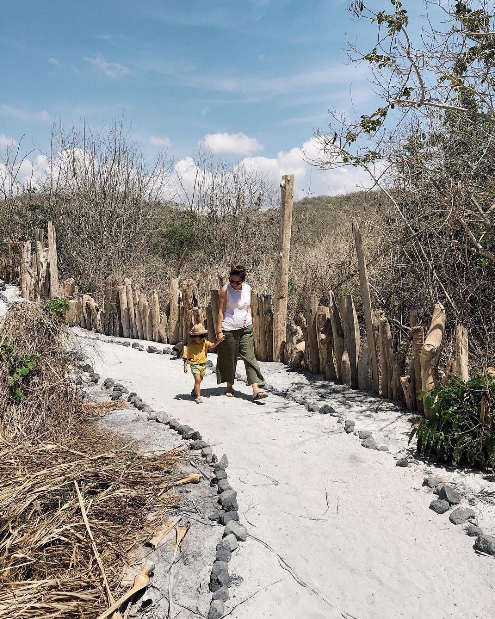 Jarang muncul di TV, ini 8 momen Jennifer Arnelita momong anak