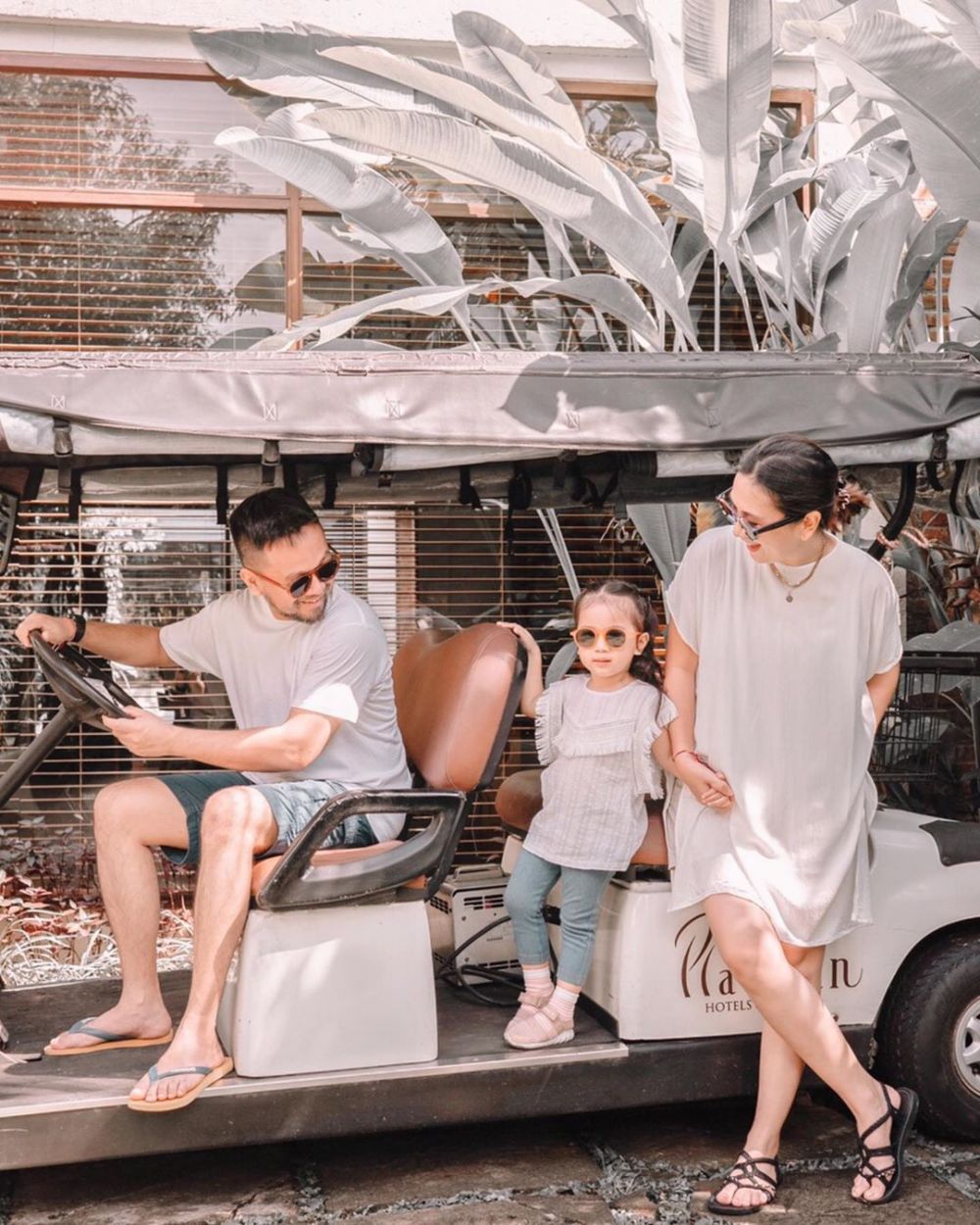 Jarang muncul di TV, ini 8 momen Jennifer Arnelita momong anak