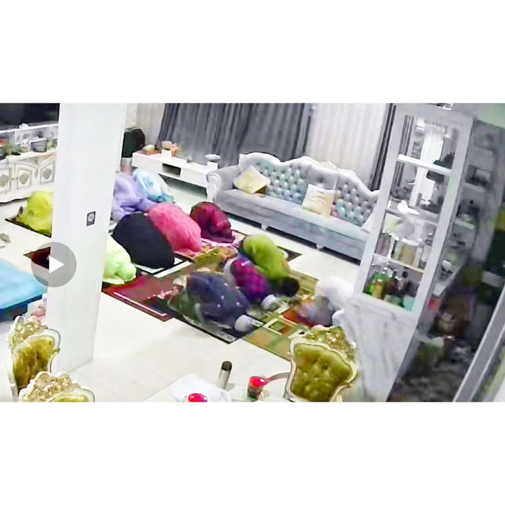 Momen 5 keluarga seleb ibadah tarawih pertama di rumah