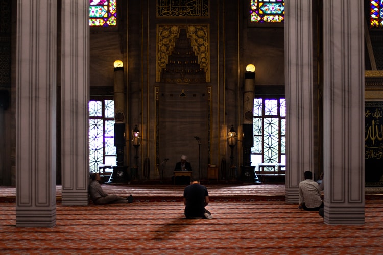 Bacaan doa sholat tarawih, latin, terjemahan, dan keutamaannya