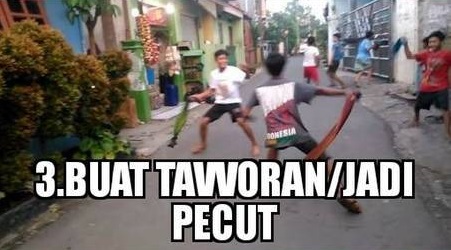 9 Cara pakai sarung ala warga +62, lucunya bikin ngangguk setuju