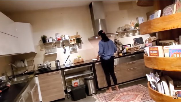 6 Potret dapur Paula Verhoeven, perabotannya bernuansa kayu