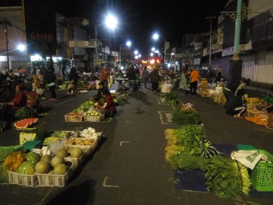 Foto pasar Salatiga lakukan physical distancing ini tuai pujian