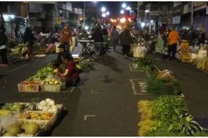 Foto pasar Salatiga lakukan physical distancing ini tuai pujian
