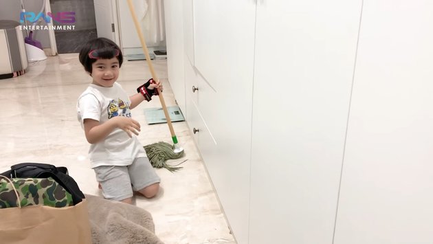 Belajar mandiri, ini 10 potret Rafathar bersihin kamar & jual es