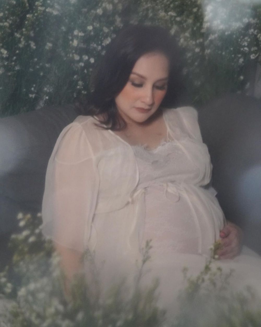9 Potret maternity Mona Ratuliu di rumah, pakai latar sprei