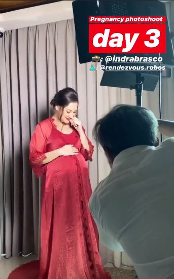 9 Potret maternity Mona Ratuliu di rumah, pakai latar sprei