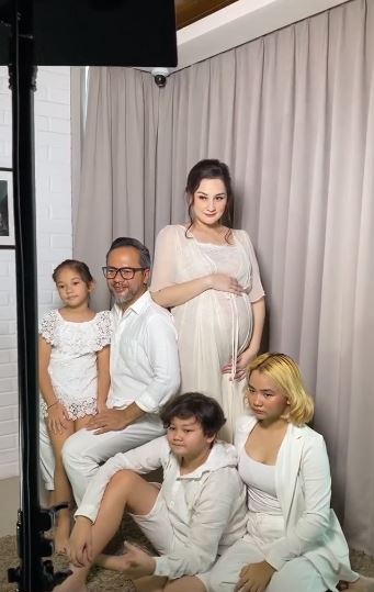 9 Potret maternity Mona Ratuliu di rumah, pakai latar sprei