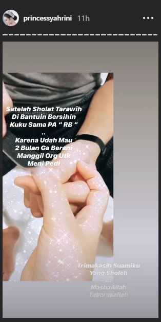 Momen Reino Barack bersihkan kuku Syahrini ini curi perhatian