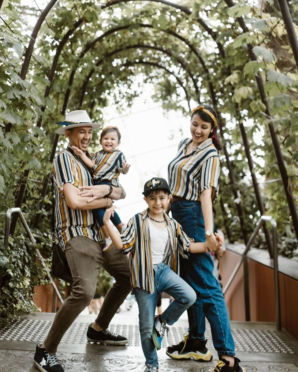 8 Inspirasi outfit kompak ala Ryan Delon dan keluarga