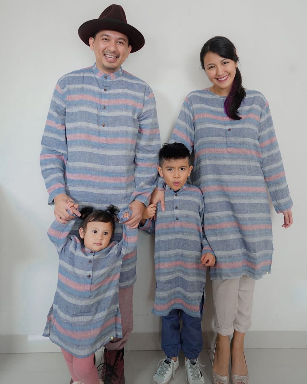 8 Inspirasi outfit kompak ala Ryan Delon dan keluarga